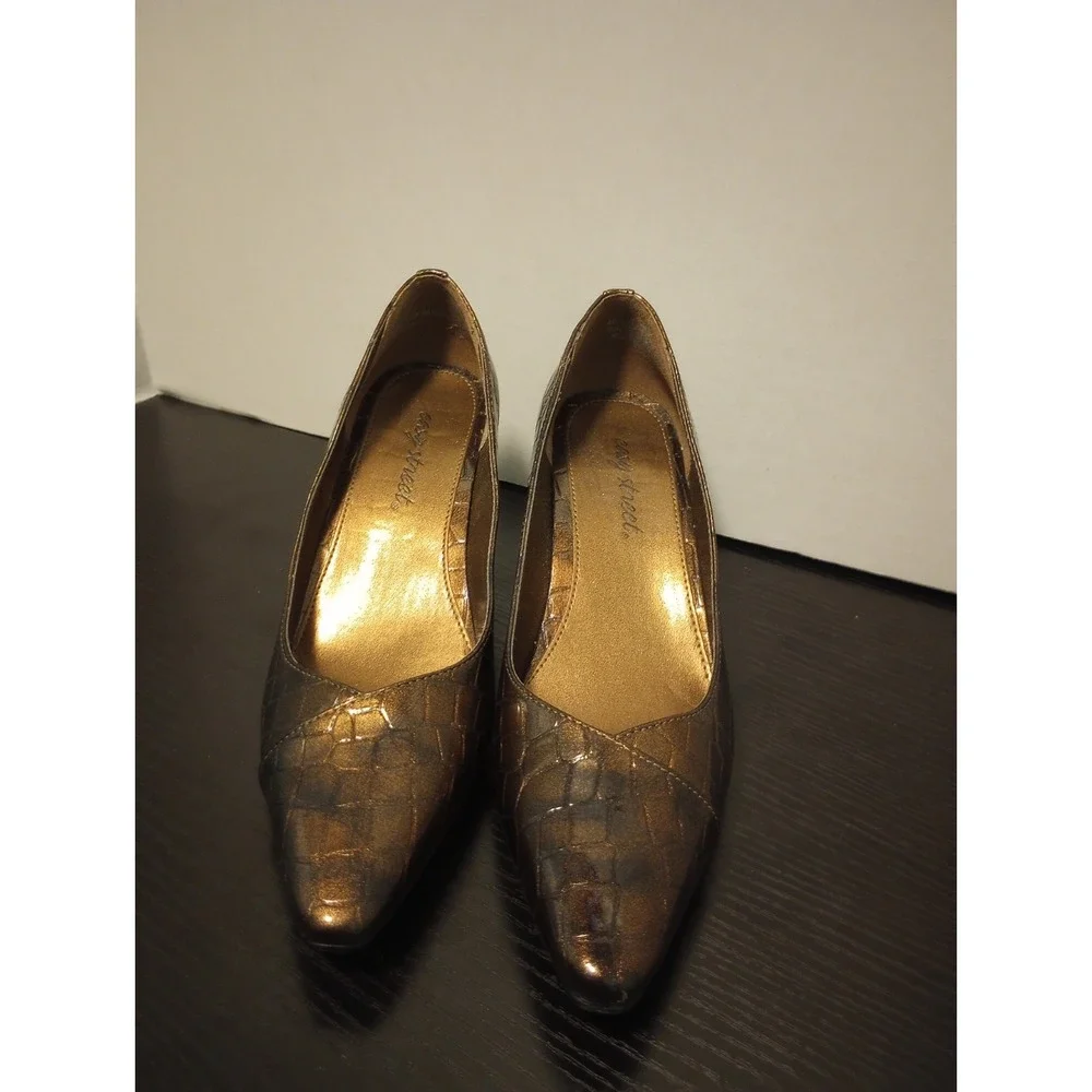Easy Street Woman's Size 8M‎ Bronze Brown Iridescent Embossed Heels